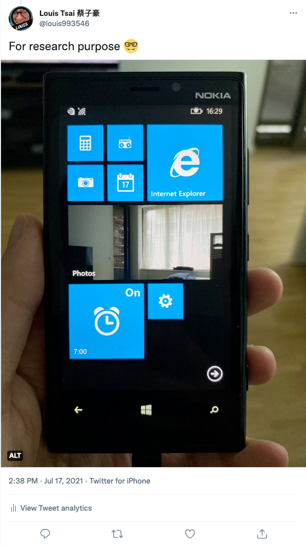 Tweet from Louis Tsai (@louis993546) from Jul 17 2021, in which there is a picture of a black Nokia Lumia 920